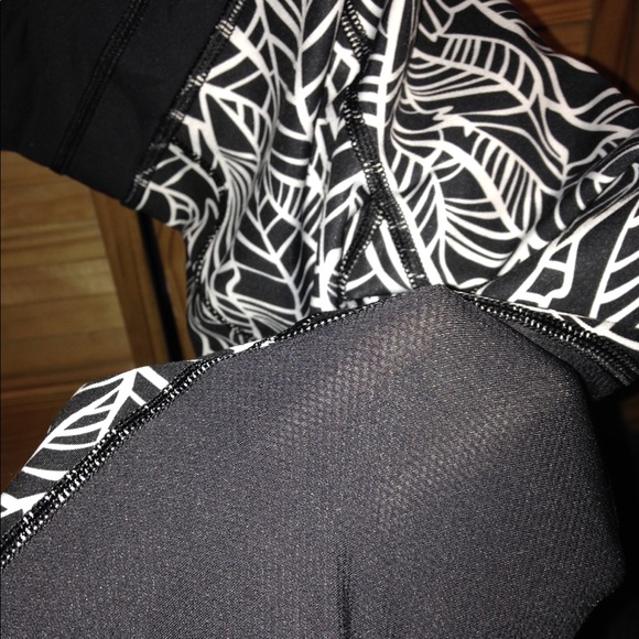 Run A Marathon Crop II in Palm Print w/ Mesh Back - Picture 8 of 8